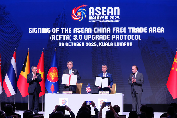 「ＡＣＦＴＡ3.0」に調印した王商務相（左から２人目）とザフルル投資貿易産業相（同３人目）＝28日、クアラルンプール（ＮＮＡ撮影）