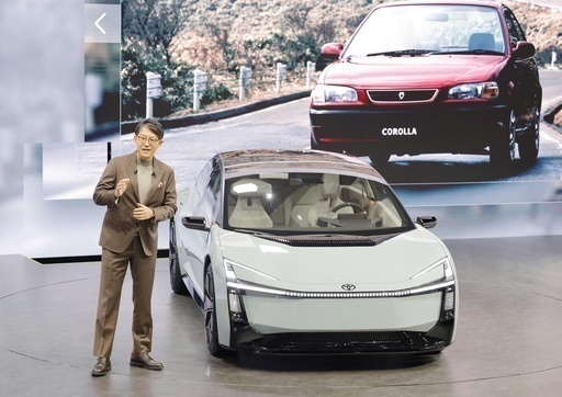 新型カローラのコンセプトカーを発表するトヨタ自動車の佐藤恒治社長＝29日、東京都江東区の東京ビッグサイト（共同）