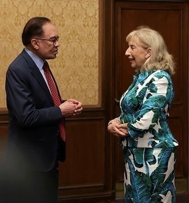 マレーシアのアンワル首相（左）とライナスのアマンダ・ラカーズ最高経営責任者（ＣＥＯ）＝24年（ライナス提供）