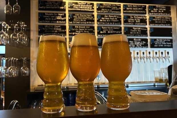 愛媛県にある３社のブルワリーから計６種類のクラフトビールが用意される。価格はレギュラーサイズで21～25Ｓドル（税抜き）＝シンガポール中心部（愛媛県提供）