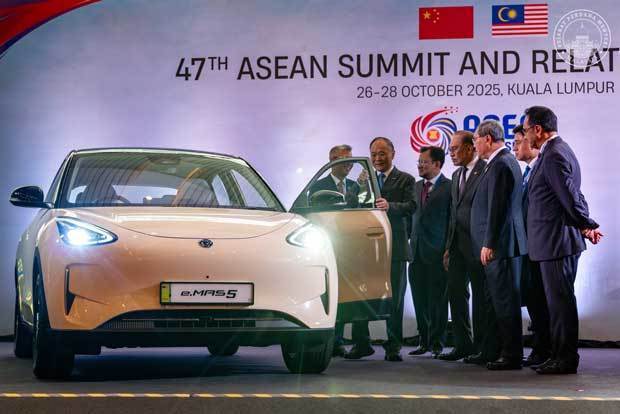 アンワル首相（中央）は、李首相（右からと３人目）と共にプロトンの新モデルを視察した＝28日、クアラルンプール（アンワル氏の公式フェイスブックより）