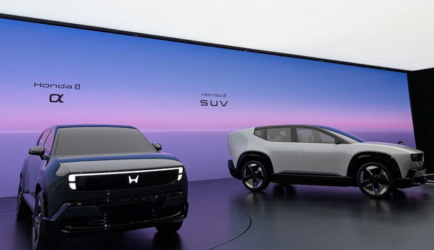 ホンダのＥＶ「ゼロアルファ」（左）と「ゼロＳＵＶ」＝29日、東京ビッグサイト（ＮＮＡ撮影）
