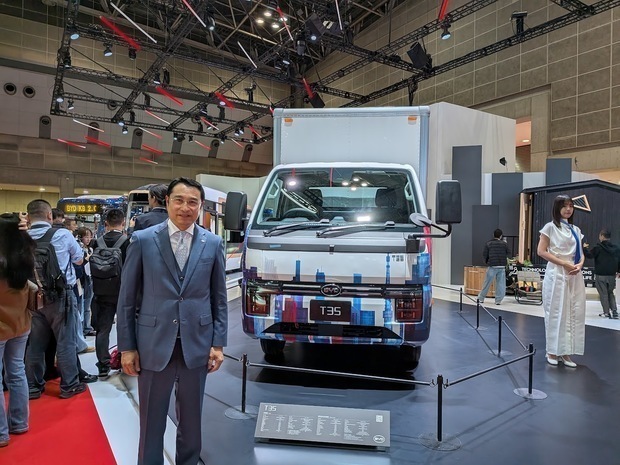 劉学亮ＢＹＤジャパン社長と「Ｔ35」＝29日、東京ビッグサイト（ＮＮＡ撮影）
