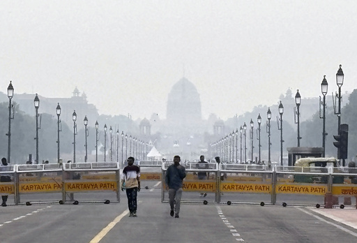 大気汚染の影響で白くかすむインド大統領官邸＝28日、ニューデリー（共同）