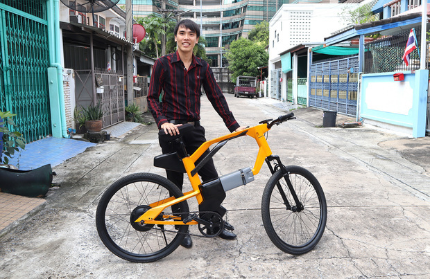 「持続可能性を実現するには一人一人の行動が必要だ」として、運動にも通勤にも楽しく乗れる電動自転車の開発を進めるＪｅｔｒモビリティーの共同創業者ナムカーンさん＝10月13日、タイ・バンコク（ＮＮＡ撮影）