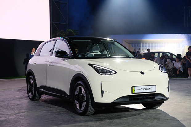 プロトン・ホールディングスは、自社ブランドのＥＶ「ｅ．ＭＡＳ５」を発売した＝30日、クアラルンプール（ＮＮＡ撮影）