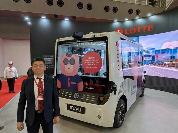 ロッテイノベートの自動運転バスとキム・テフン・マネジャー＝30日、東京ビッグサイト（ＮＮＡ撮影）

