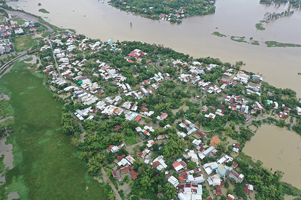 ダナン市では川の増水で広範囲で浸水が発生した（ＮＮＡ＝ＶＮＡ）
