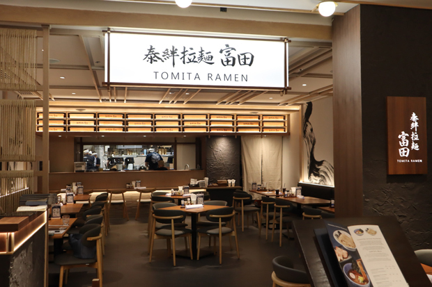 商業施設「セントラル・ワールド」に店を構えるラーメン店「中華蕎麦とみ田」のタイ１号店＝30日、バンコク（ＮＮＡ撮影）