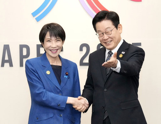 会談前に握手する高市首相（左）と韓国の李在明大統領＝30日、韓国・慶州（共同）