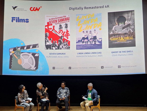 11月６日に開幕する日本映画祭の上映作品を紹介する国際交流基金ジャカルタ日本文化センターの稲見所長（左から２人目）ら関係者＝10月30日、インドネシア・ジャカルタ（ＮＮＡ撮影）