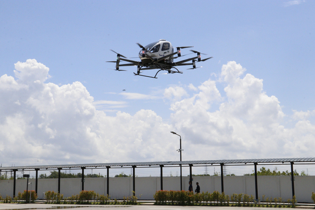 Gキャピタルは10月15日、中国イーハンの電動垂直離着陸機のデモ飛行を実施した＝東部チャチュンサオ県（ＮＮＡ撮影）