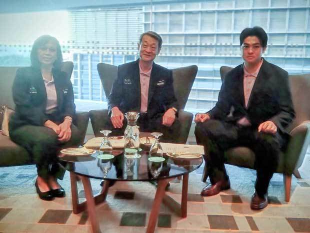 コスモス・リアルティーの石原代表（中央）＝10月31日、クアラルンプール（ＮＮＡ撮影）