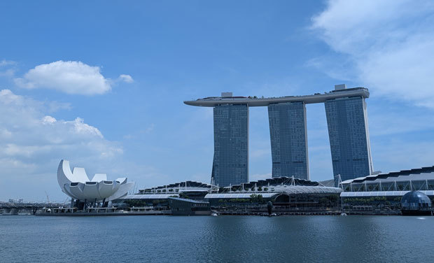 シンガポールの経済的発展のアイコンといえるカジノ統合型リゾート（ＩＲ）「マリーナ・ベイ・サンズ」のビル。2010年に開業した＝シンガポール湾岸部（ＮＮＡ撮影）