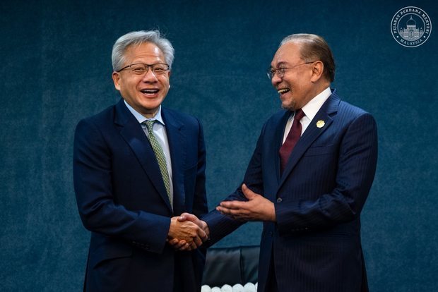 握手するアンワル首相（右）とエヌビディアのフアンＣＥＯ＝10月31日、慶州（アンワル氏の公式フェイスブックより）
