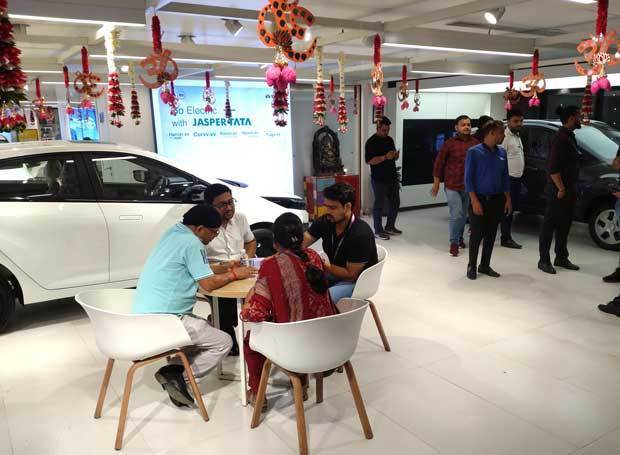 祭事シーズンに合わせて飾り付けられたタタ・モーターズのショールーム＝10月５日、首都ニューデリー（ＮＮＡ撮影）