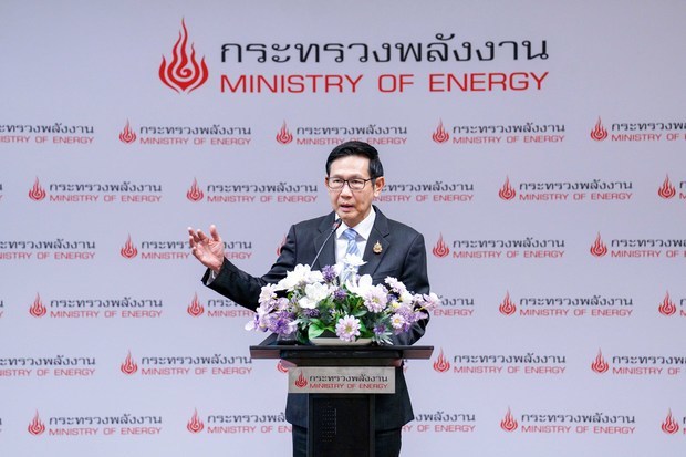 エネルギー政策を発表するアタポン・エネルギー相（エネルギー省提供）