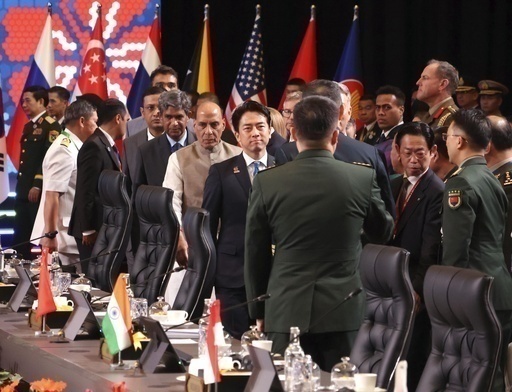 ＡＳＥＡＮ拡大国防相会議の議場に到着した小泉防衛相（中央）＝１日、マレーシア・クアラルンプール（共同）