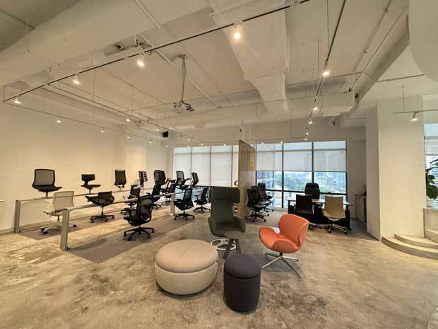 ショールームの内部。細部にまでこだわるものづくりの姿勢を表したオカムラのブランディングコンセプト「To the last detail.」を訴求する＝クアラルンプール（オカムラ・インターナショナル・マレーシア提供）