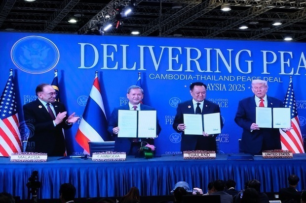 タイのアヌティン首相（右から２人目）とカンボジアのフン・マネット首相（同３人目）は、トランプ米大統領（右端）とマレーシアのアンワル・イブラヒム首相の立ち会いの下、和平合意に関する共同宣言に署名した＝26日、マレーシア・クアラルンプール（ＮＮＡ撮影）