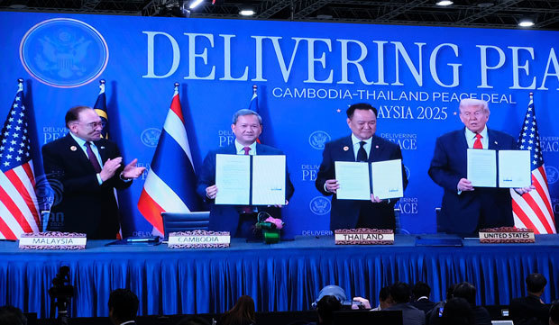 タイとカンボジアの和平合意調印に立ち会ったアンワル首相（左から１人目）とトランプ大統領（右から１人目）＝10月26日、クアラルンプール（ＮＮＡ撮影）