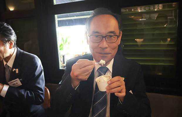 埼玉県産のお茶ソースを使ったソフトクリームを試食する大野元裕知事＝３日、シンガポール中心部（ＮＮＡ撮影）