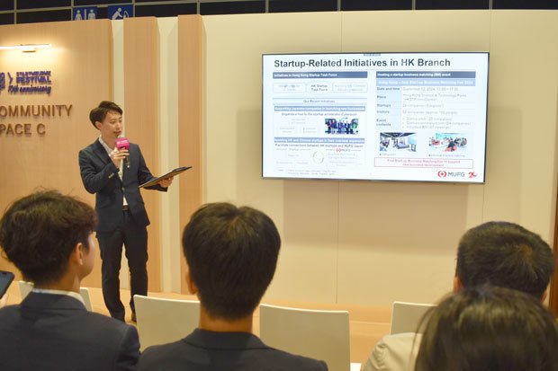 荒木氏が香港でのスタートアップ支援を紹介＝３日、湾仔（ＮＮＡ撮影）
