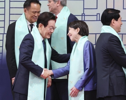 ＡＰＥＣ首脳会議の記念撮影後、韓国の李在明大統領（左）と握手する高市首相＝１日、韓国・慶州（代表撮影・共同）