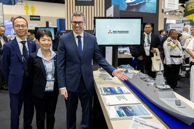 コンロイ豪国防産業相（手前右）が護衛艦新型ＦＦＭの模型を前に、三菱重工の関係者らと（豪国防省提供）