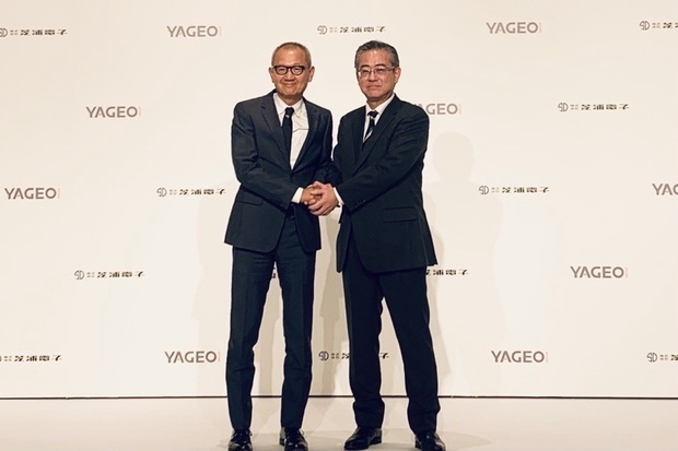 ヤゲオは10月21日、芝浦電子に対するＴＯＢが20日に成立したことを受けて、東京都内のホテルで共同記者会見した。画像はヤゲオの陳泰銘董事長（左）と芝浦電子の葛西晃社長（ＮＮＡ撮影）