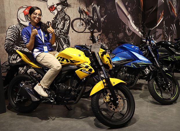 バングラデシュでは女性は自動車・二輪車を運転しない慣習があるが、スズキ販売店の女性スタッフは販促に積極的だった＝ダッカ（ＮＮＡ撮影）