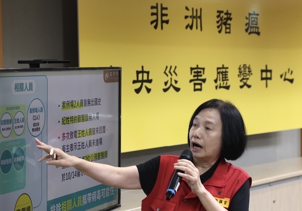 アフリカ豚熱の調査結果について説明する農業部の杜文珍・常務次長＝３日（中央通信社）