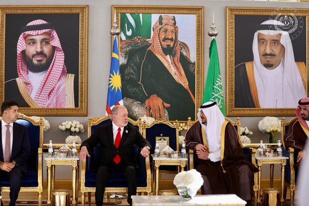 イブラヒム国王（左から２人目）は、サウジアラビアを国賓訪問している＝３日、リヤド（イブラヒム国王の公式フェイスブックより）