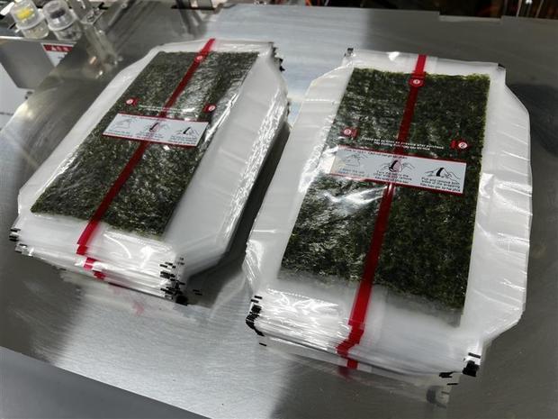 ベトナム工場で製造したおにぎり用のり製品（小善本店提供）