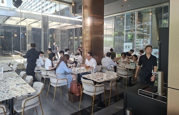 シンガポール中心部タンジョンパガーにあるBYD by 1826のレストラン。ＢＹＤは暮らしの一部を担うライフスタイルを訴求し、幅広い層の取り込みを狙う＝10月（ＮＮＡ撮影）