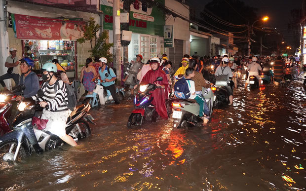 高潮と大雨により多くの道路が冠水した＝５日、ホーチミン市（ＶＮＡ＝ＮＮＡ）