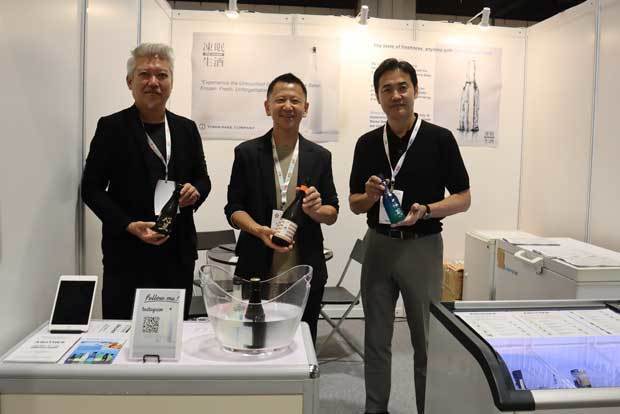 10月にシンガポールで開催された日本食品見本市に出展したトーミン・サケ・カンパニー。中央が前川達郎代表取締役＝シンガポール中心部（ＮＮＡ撮影）