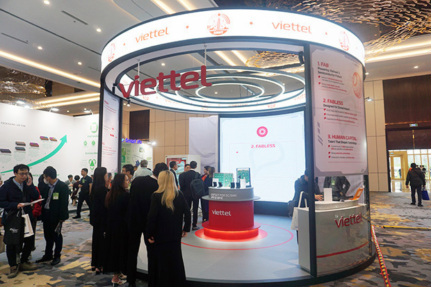 ベトテルはＳＥＭＩエキスポでブースを構え、自社で設計した半導体を公開した＝７日、ハノイ市