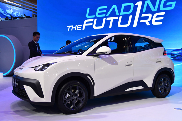 ＢＹＤの小型ＥＶ「ＡＴＴＯ１」＝７月、インドネシア・バンテン州（ＮＮＡ撮影）