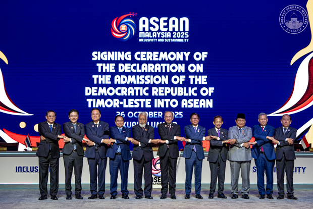 ＡＳＥＡＮ加盟国の各首脳と東ティモールのグスマン首相（左から５人目）は、東ティモールのＡＳＥＡＮ正式加盟文書に署名した＝10月26日、クアラルンプール（アンワル・イブラヒム首相の公式フェイスブックより）