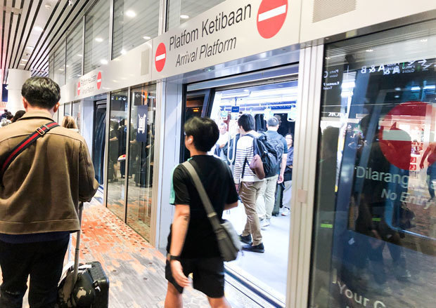 クアラルンプール国際空港（ＫＬＩＡ）の第１ターミナル内を走る連絡電車「エアロトレイン」＝８日、スランゴール州（ＮＮＡ撮影）