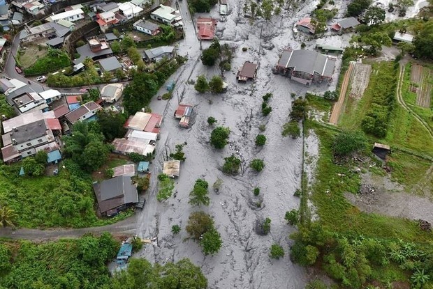 台湾東部の花蓮県では12日朝まで続いた大雨の影響で馬太鞍川が氾濫。上流の山間にある万栄郷明里村に濁流が流れ込んだ（中央通信社）