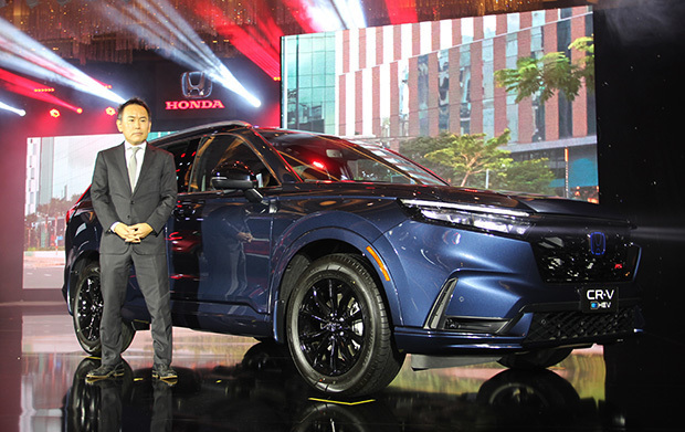 ホンダ・ベトナムはＣＲ―ＶのＨＶの現地組み立てを開始する。写真は輸入車の同モデルを紹介する杉田宏治前社長＝2023年10月、ハノイ