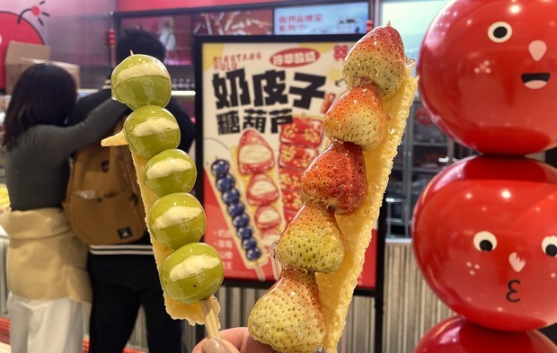 中国北方の伝統菓子「糖葫芦」がいま、姿を変えて国内の若者から人気を集める＝16日、上海市