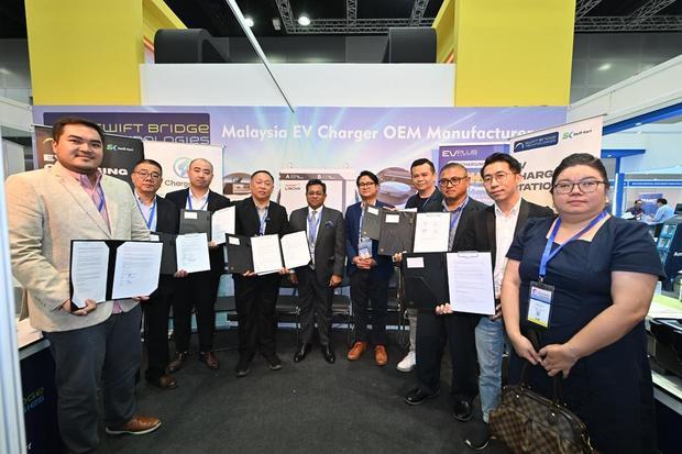 スウィフト・ブリッジ・テクノロジーズ（ＭＦＧ）が、国内初となる国産の電気自動車（ＥＶ）充電器を生産する。事業開始に向け、アイディアル・プロパティー・グループ、チャージシニ、ＥＶプラス、ＳＤＥＣカルナと覚書を締結した（ＭＩＤＡ提供）