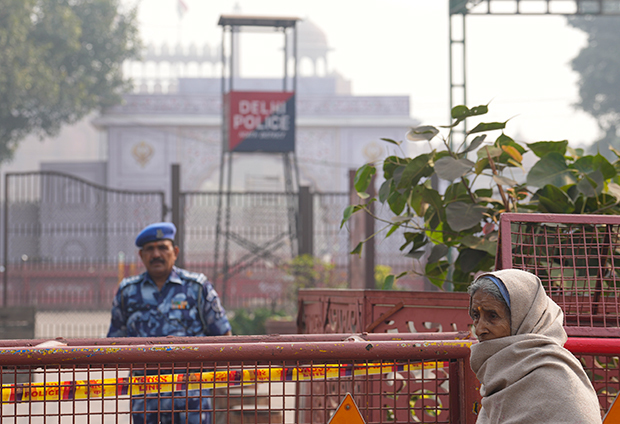 爆発現場に近く、警備中の世界遺産「ラール・キラー（赤い城）」付近＝13日、インドの首都ニューデリー（ＰＴＩ）