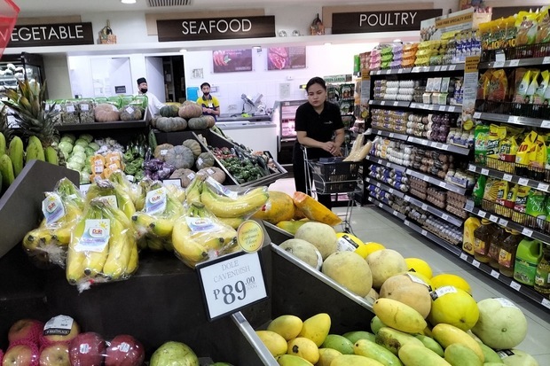 ペソ安の進行で輸入食品の価格が上昇し市民の生活を圧迫している＝27日、首都圏マカティ市（ＮＮＡ撮影）