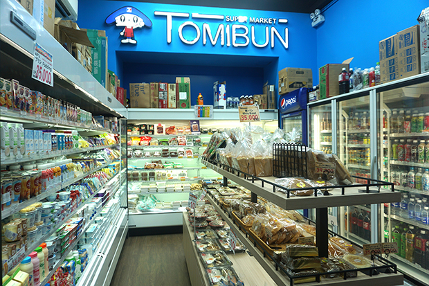 １階の総菜売り場や冷蔵コーナー＝10日、ホーチミン市