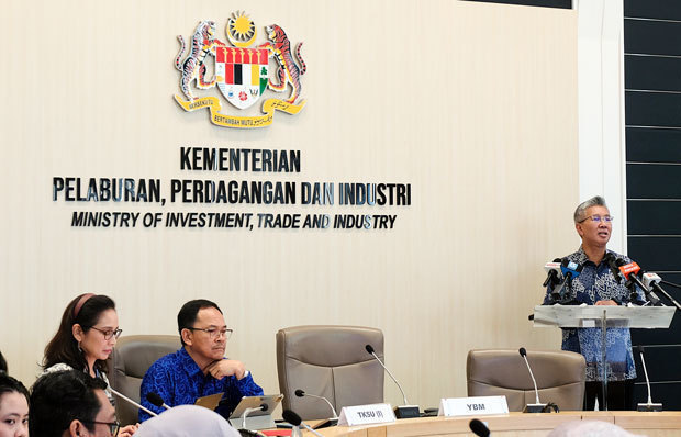 25年第３四半期の振り返り報告会を開いたザフルル投資貿易産業相（右から１人目）＝13日、クアラルンプール（ＮＮＡ撮影）