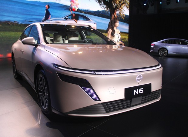 中国市場の流行を取り入れた東風日産のＰＨＶの新型セダン「Ｎ６」＝13日、広州市